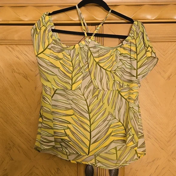 Apt. 9 Tropical print halter style cold shoulder top - Picture 6 of 8